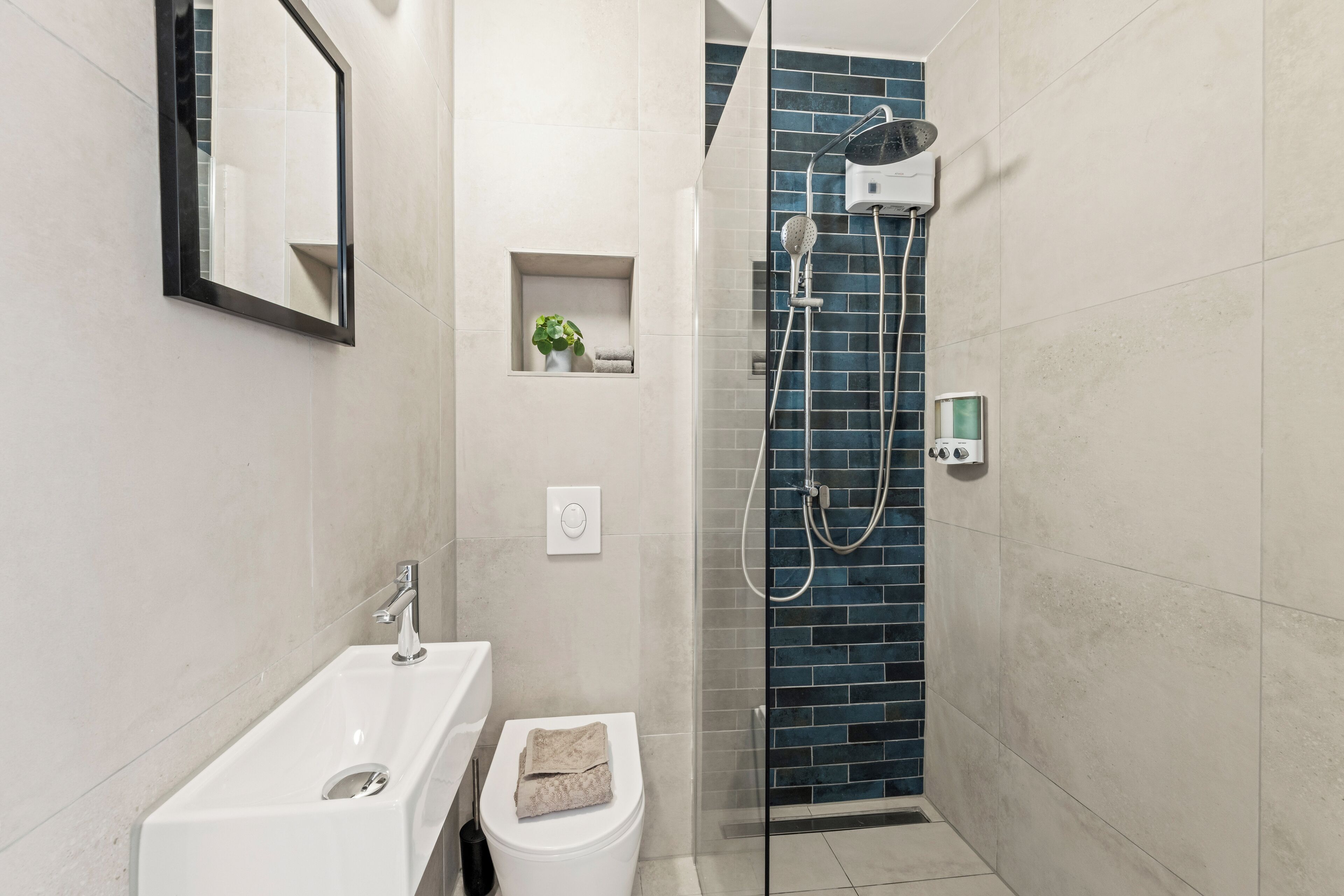 Ein modernes Badezimmer mit Badewanne, Toilette und Dusche.