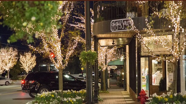 A storefront with a sign reading "gig's". - Luxury Condo Overlooking Downtown Fairhope #201 (Fairhope)