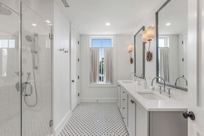 Douche, sèche-cheveux, serviettes fournies