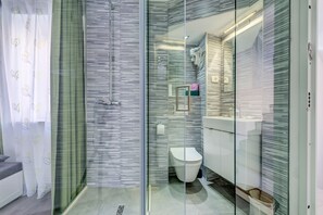 Studio | Badezimmer | Dusche, Haartrockner, Handtücher