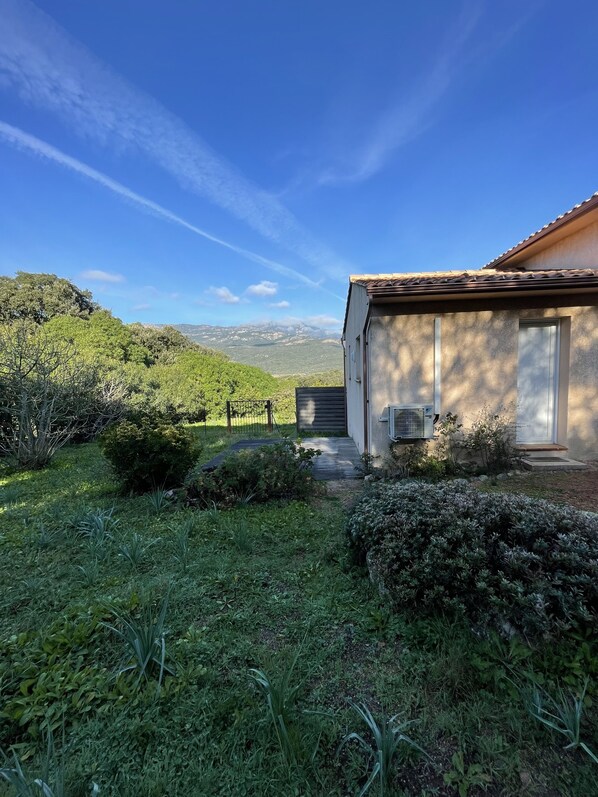 Property grounds - Studio Figari, au Calme Avec Magnifique vue sur la Montagne et les Vignes (Figari)