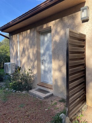 Exterior detail - Studio Figari, au Calme Avec Magnifique vue sur la Montagne et les Vignes (Figari)