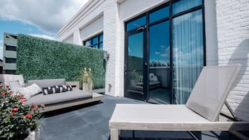 Suite Premium, varias camas, balcón, vista a la ciudad | Balcón