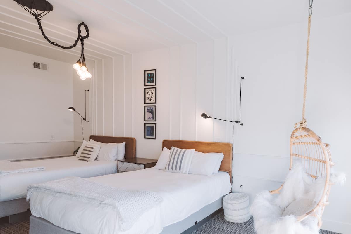 Rom – premium, 2 queensize-senger, byutsikt | Sengetøy av topp kvalitet, safe på rommet og blendingsgardiner