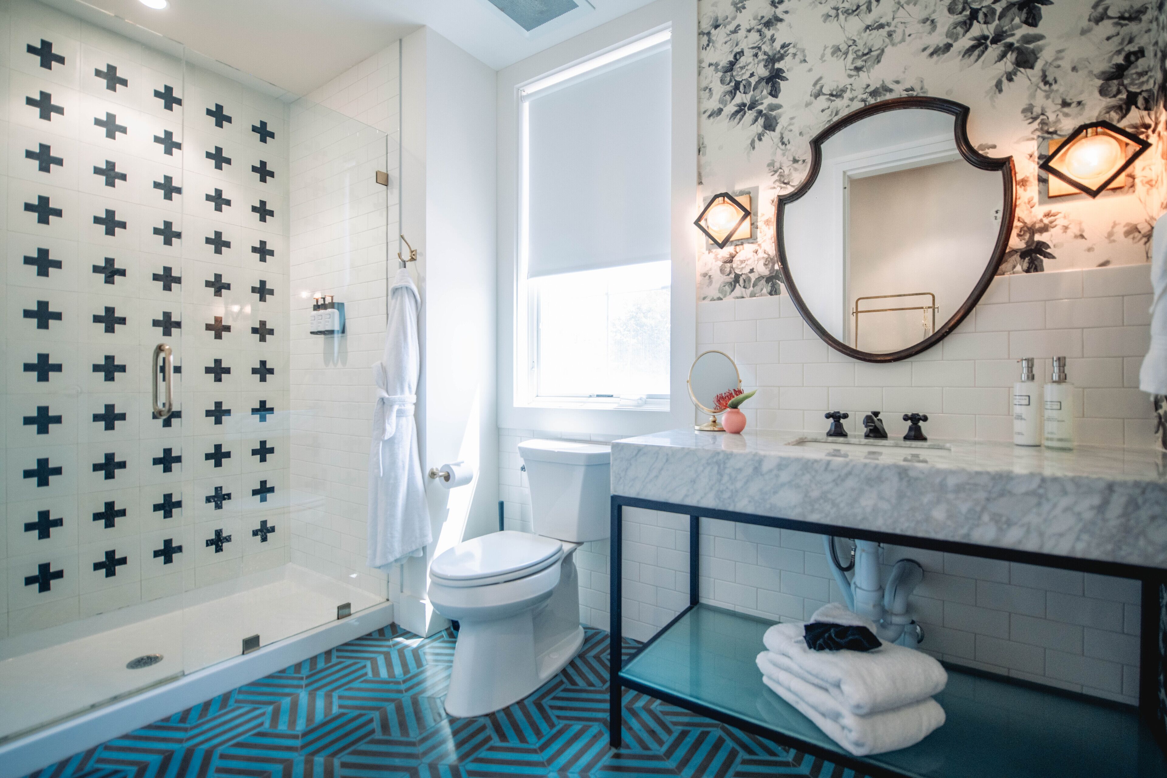 Ein Badezimmer mit Dusche, Toilette und Waschtisch.