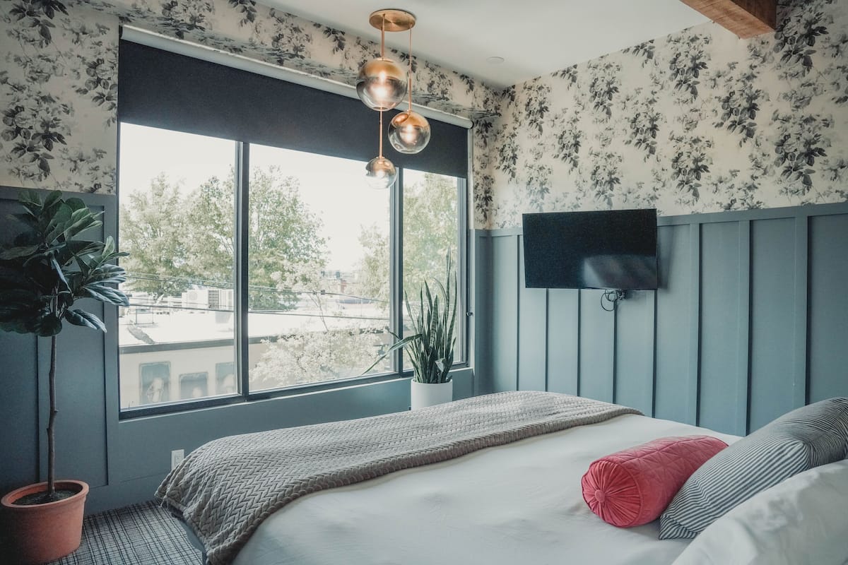Rom – premium, 1 kingsize-seng, badekar, byutsikt | Sengetøy av topp kvalitet, safe på rommet og blendingsgardiner