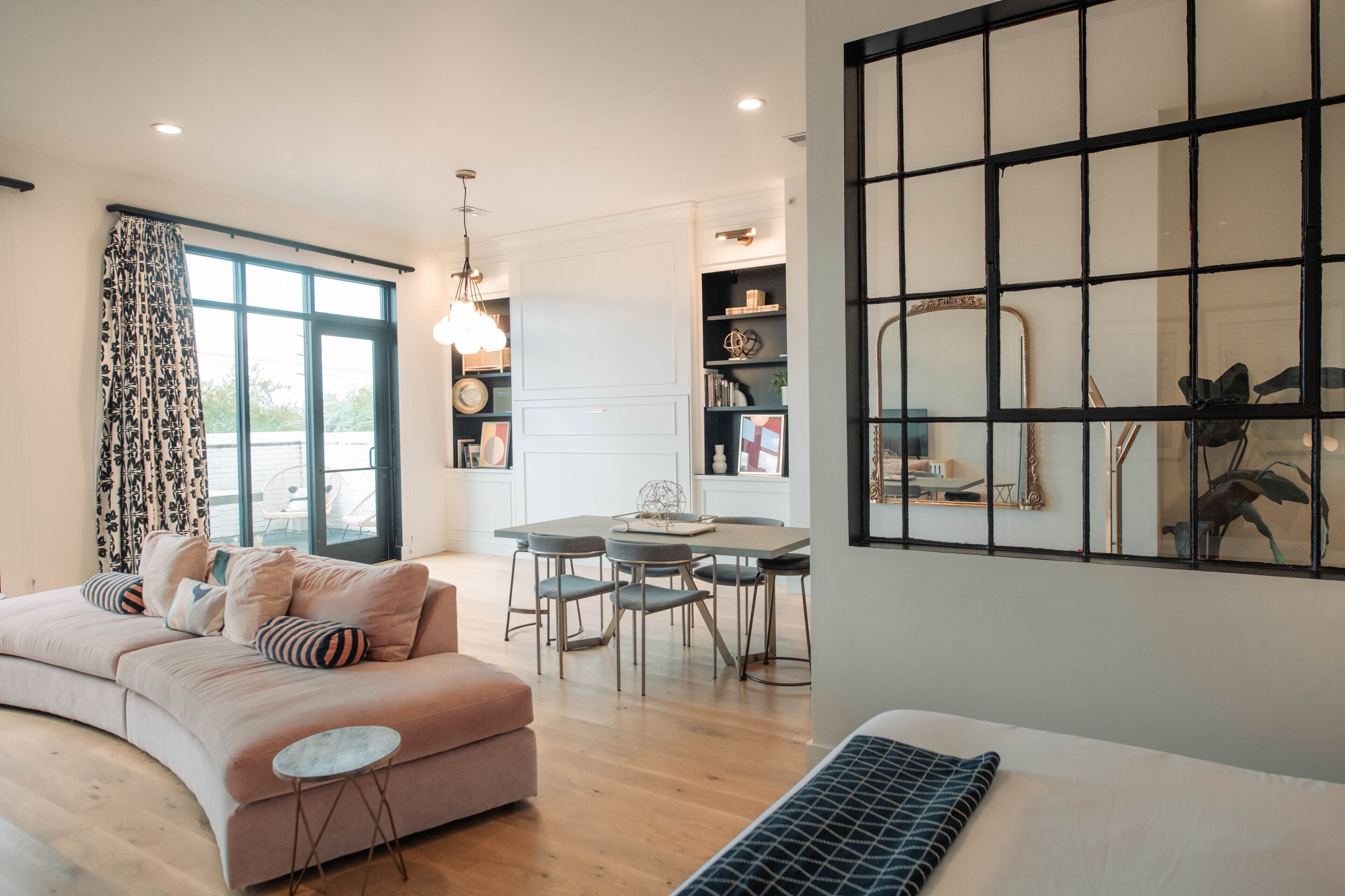 Suite Premium, balkon, pemandangan kota | Seprai premium, brankas, dan didekorasi berbeda-beda