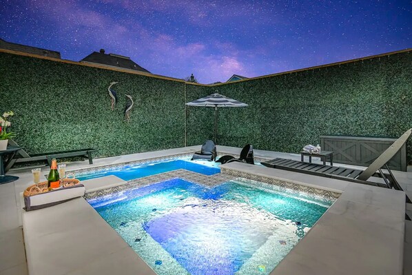 Una piscina al aire libre, una piscina climatizada