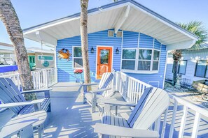 Terrace/patio - 467 Marlin Dr. - Great 3 bedroom With Golf Cart! Great front porch! (Panama City Beach)