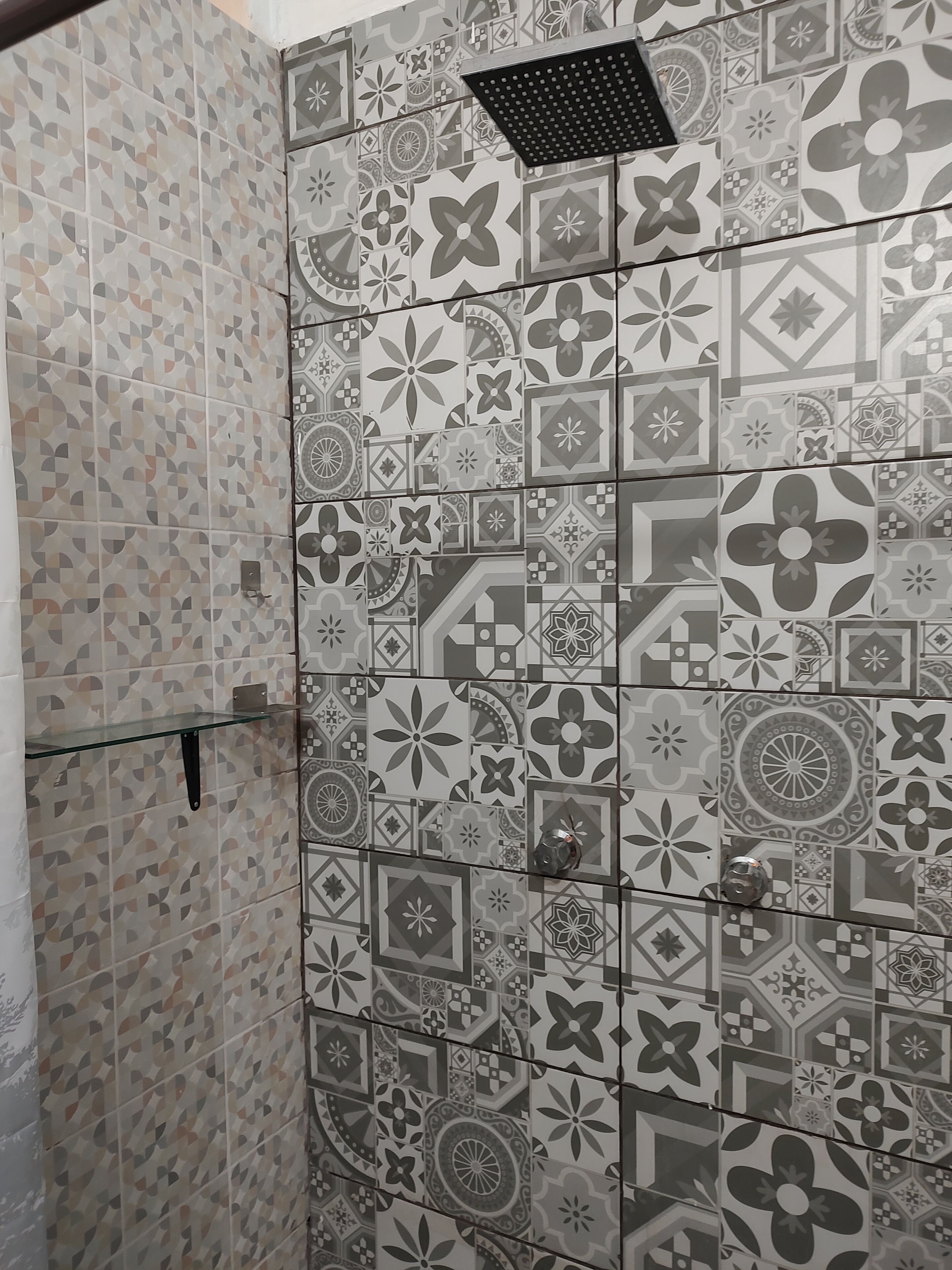 Habitación estándar | Baño | Regadera, toallas, jabón, shampoo 