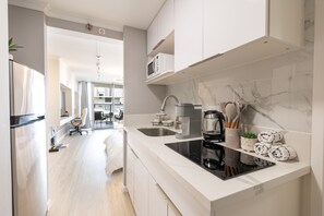 Réfrigérateur, micro-ondes, plaque de cuisson, cafetière/bouilloire