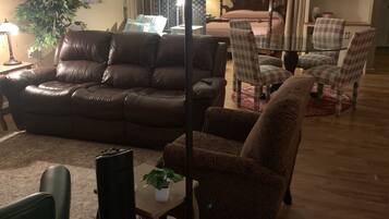 TV connectée, cheminée, livres