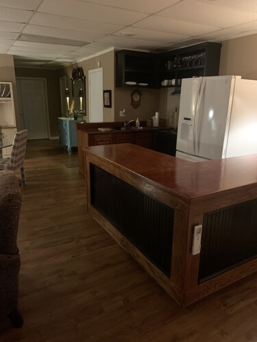 Aunt Minnie's Peabody Flat near Mountain View's Historic Courthouse Square