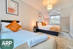 3 عدّة غرف نوم ومكواة/لوح كي وواي فاي وملاءات أسرّة