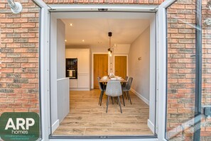 تناول الطعام بالخارج