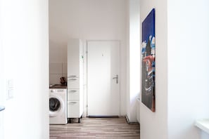 Full-sized fridge, microwave, oven, stovetop