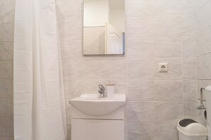 Quarto básico | Banheiro | Chuveiro, secador de cabelo, toalhas de banho, sabonete