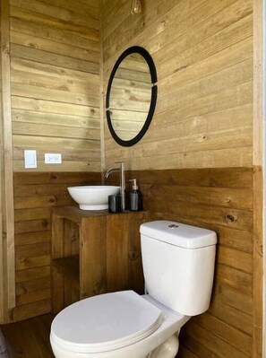 SĂšche-cheveux, serviettes fournies, savon, papier toilette