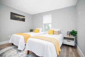 5 habitaciones, escritorio, tabla de planchar con plancha y wifi