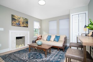 Smart TV, chimenea, monitor de computadora