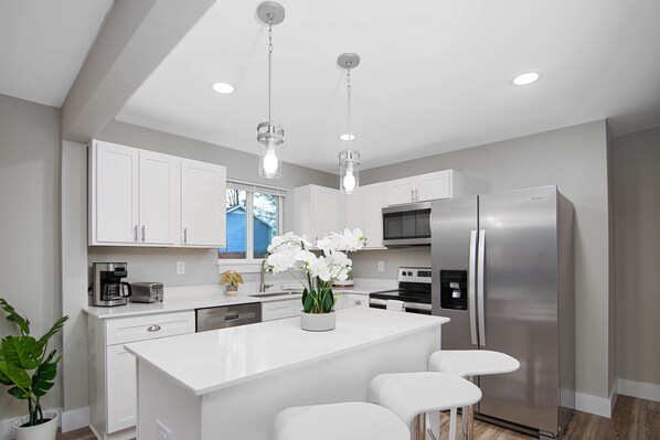 Refrigerador, microondas, horno, placa de cocina