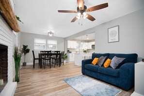 Smart TV, chimenea, monitor de computadora