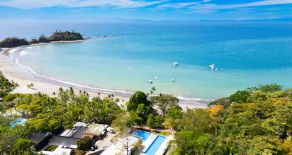 **NEW** Luxury ocean view & beach front access apartment in Mantas bay