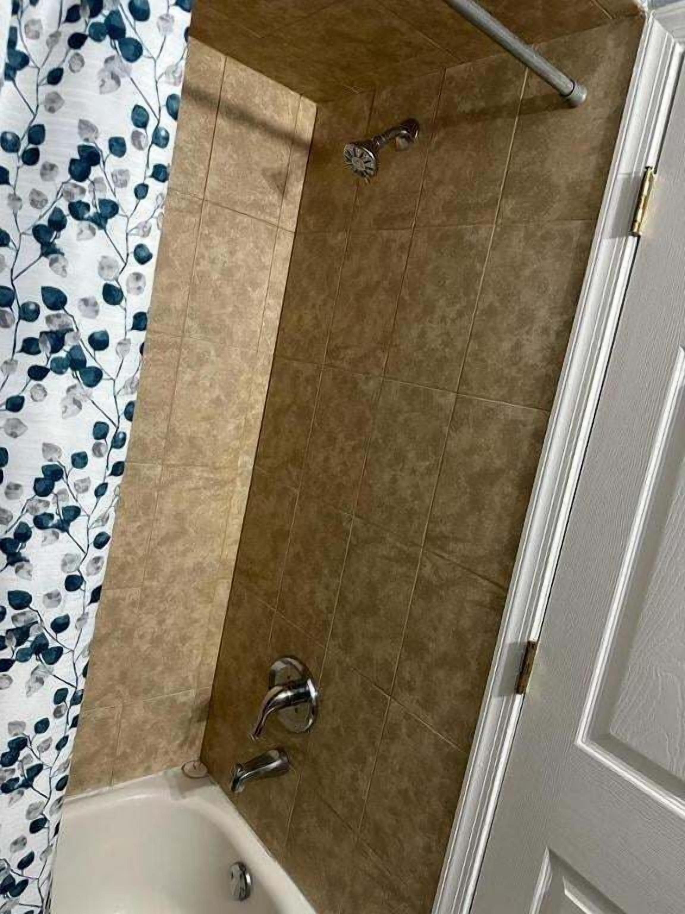 Kamar Comfort, 1 Tempat Tidur Queen, pemandangan kota | Kamar mandi | Pengering rambut dan handuk