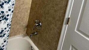 Rom – comfort, 1 queensize-seng, byutsikt | Bad | Hårføner og håndklær
