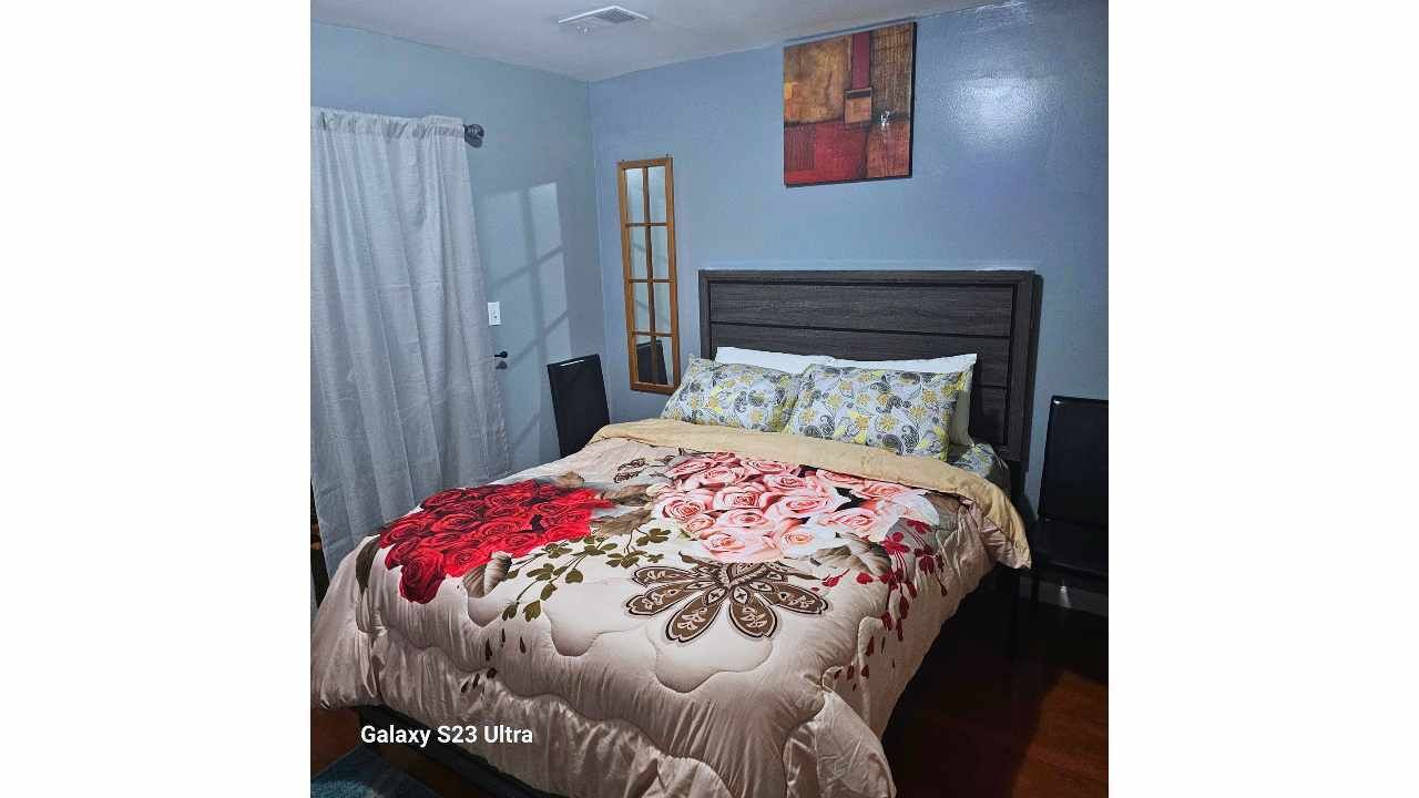 Comfort Room, 1 Queen Bed, City View | Individually decorated, individually furnished, desk, iron/ironing board