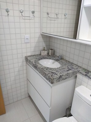 Apartment | Badezimmer | Dusche, Haartrockner, Handtücher, Toilettenpapier