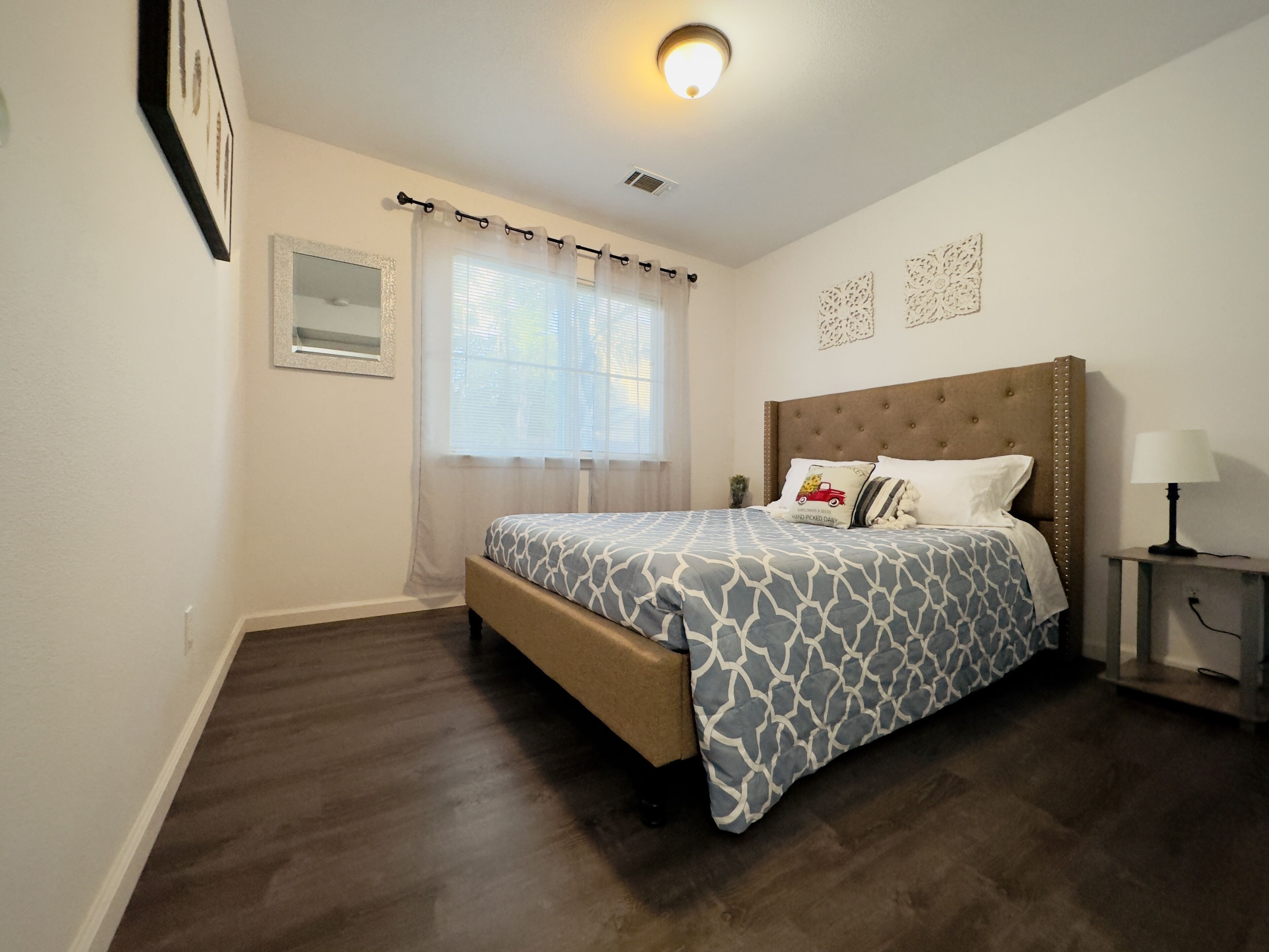 3 habitaciones, escritorio, tabla de planchar con plancha y wifi 