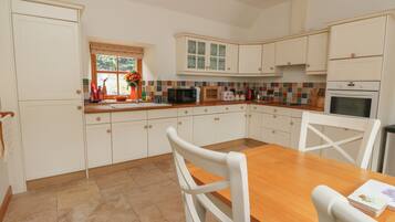 Electric kettle, toaster, cookware/dishes/utensils