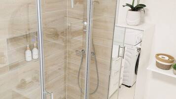 Een haardroger, handdoeken, zeep, toiletpapier