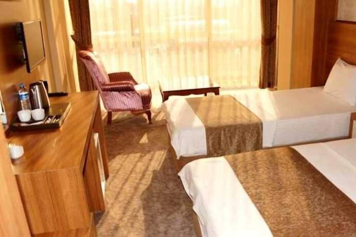 Caja de seguridad en la habitación y escritorio 