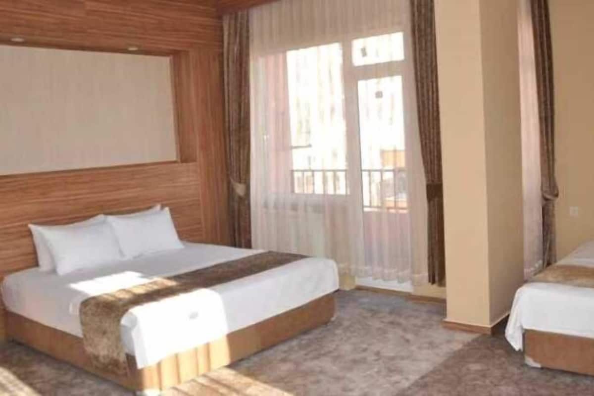 1 Schlafzimmer, Zimmersafe, Schreibtisch, laptopgeeigneter Arbeitsplatz