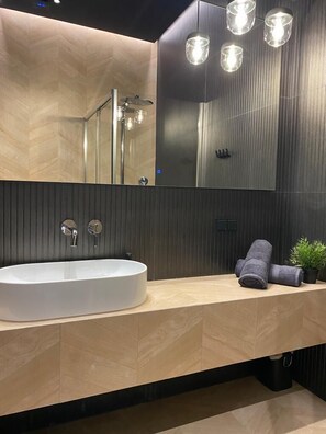 Apartament z Lozkiem King Size | Bathroom | Shower, rainfall showerhead, hair dryer, towels - Am Calsberg 5a (Gdansk)