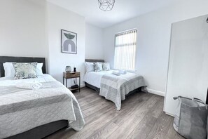 2 dormitorios, tabla de planchar con plancha, wifi gratis y ropa de cama