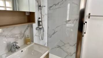 Sèche-cheveux, serviettes fournies, savon, papier toilette