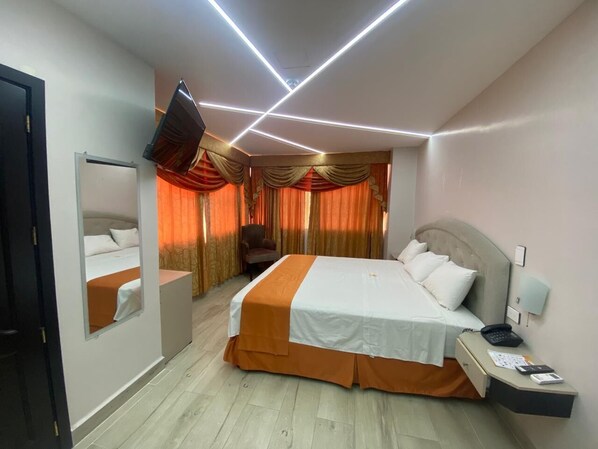 Honeymoon Room | Down comforters, in-room safe, desk, laptop workspace - BRITNEY HOTEL MACHALA (Machala)