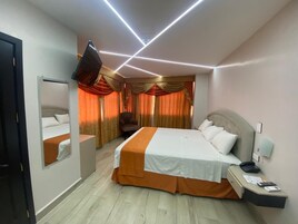 蜜月客房, 1 张特大床, 城市景观 | 羽绒被、客房内保险箱、办公桌、笔记本电脑工作区