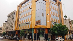 A multi-story hotel with a modern design, featuring a checkered facade and large windows. - BRITNEY HOTEL MACHALA (Machala)