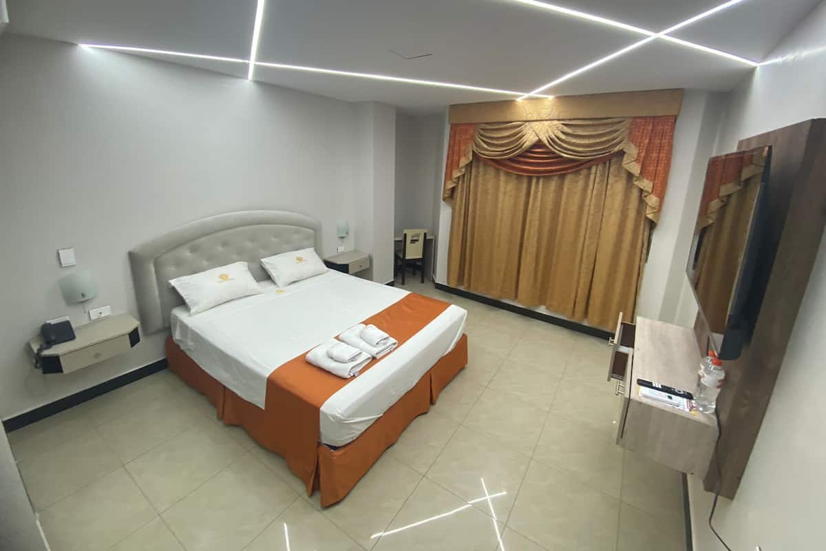 Romantic Room | Down comforters, in-room safe, desk, laptop workspace