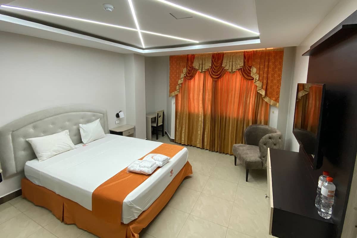Honeymoon Room | Down comforters, in-room safe, desk, laptop workspace