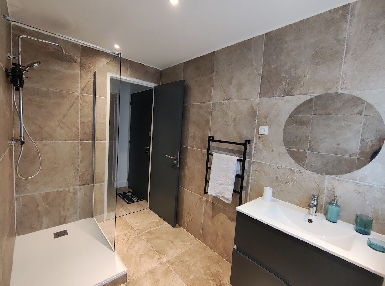 Suihku, hiustenkuivaaja, pyyhkeet, saippua