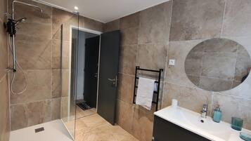 Suihku, hiustenkuivaaja, pyyhkeet, saippua