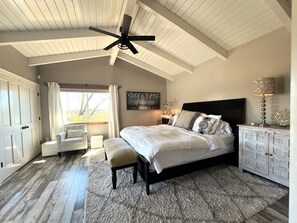 4 quartos, ferros/tábuas de passar roupa, berço de viagem