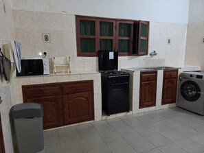 Private kitchen - Cotonou, Fidjrossè: Maison Avec Jardin, Proche Plage, Restaurants & Commerces (Cotonou)