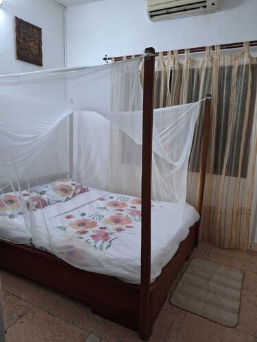 Cotonou, Fidjrossè: Maison Avec Jardin, Proche Plage, Restaurants & Commerces