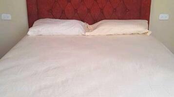 Dobbeltrom – panorama, 1 dobbeltseng, aircondition, havutsikt | Allergitestet sengetøy, skrivebord, skrivebord for bærbar PC og sengetøy